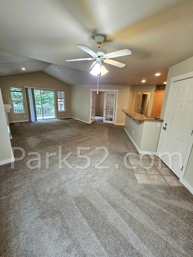 Building Photo - $500 Off 1st Full Month! 3 Bedroom Upper L...