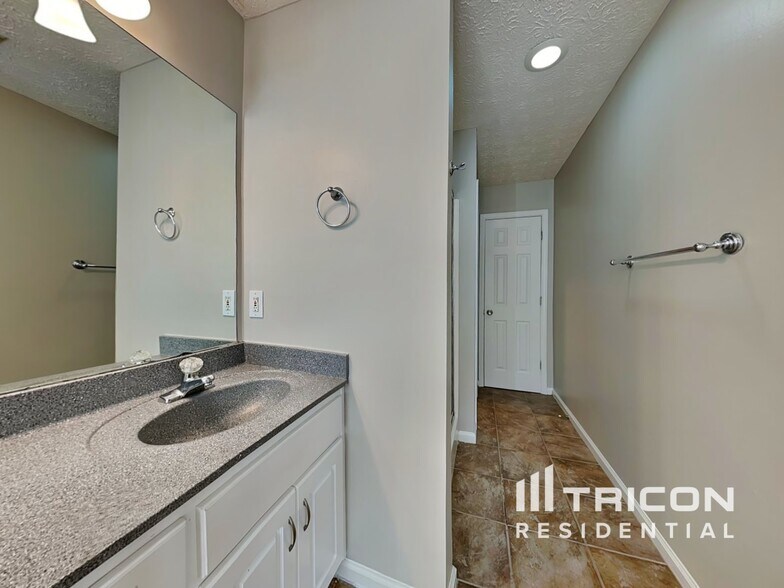 Building Photo - 2051 Meadowglen Ln