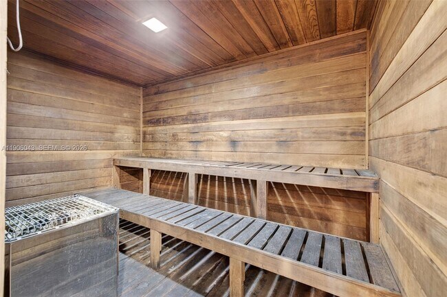 Building Photo - 3675 N Country Club Dr