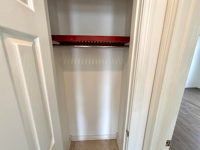 Building Photo - 433 Deer Lake Pl