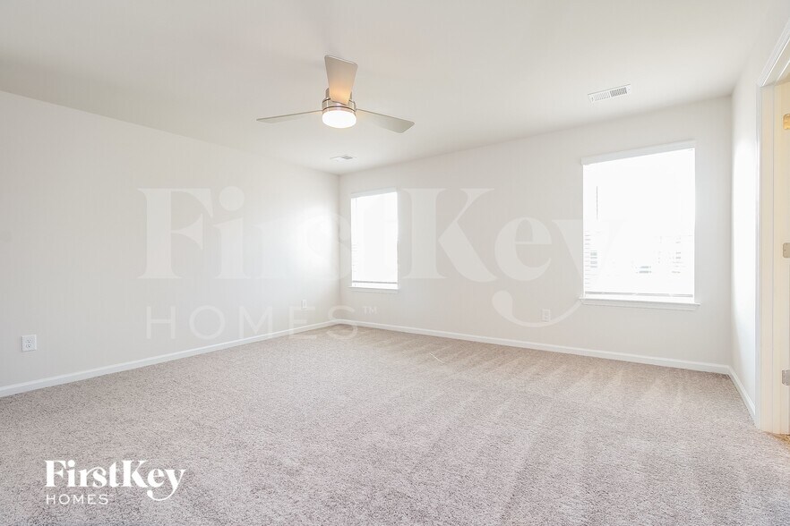 Building Photo - 806 Birchcrest Wy