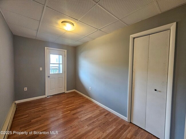 Building Photo - 112-114 N Valley Ave