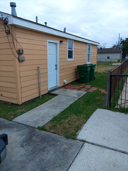 Building Photo - 2312 Rose Dr