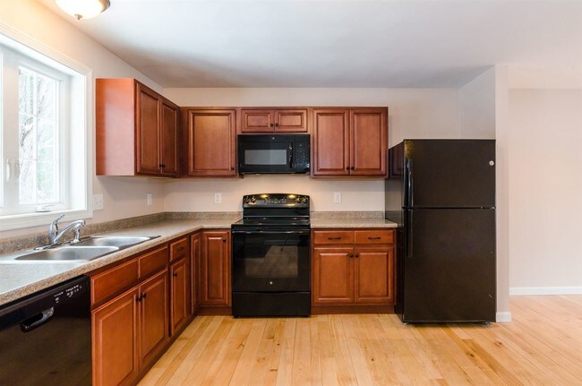 Building Photo - 60 Russell Hill Rd