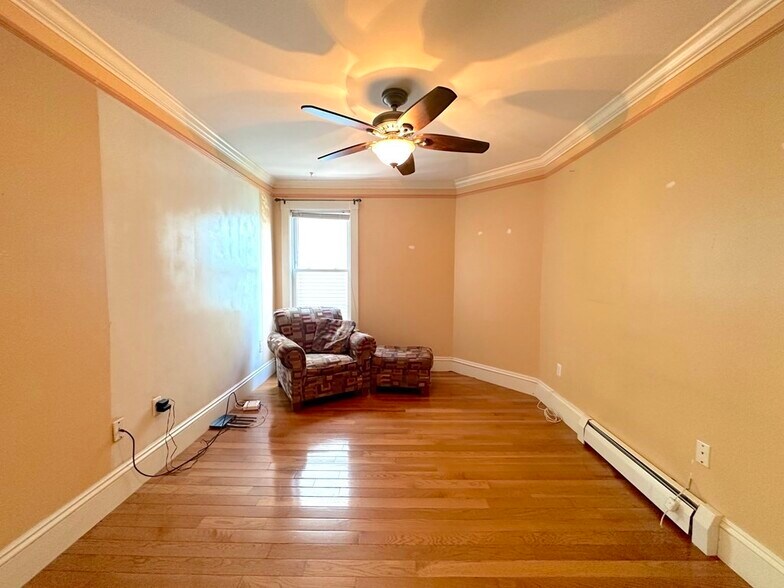 Building Photo - 25 Rossmore St
