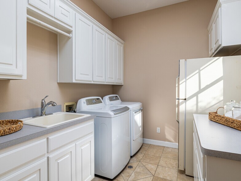 Building Photo - 9805 Big View Dr