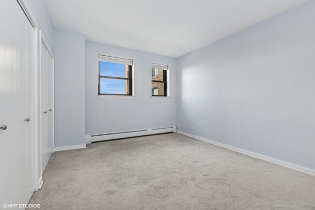 Building Photo - 2100 N Lincoln Park W