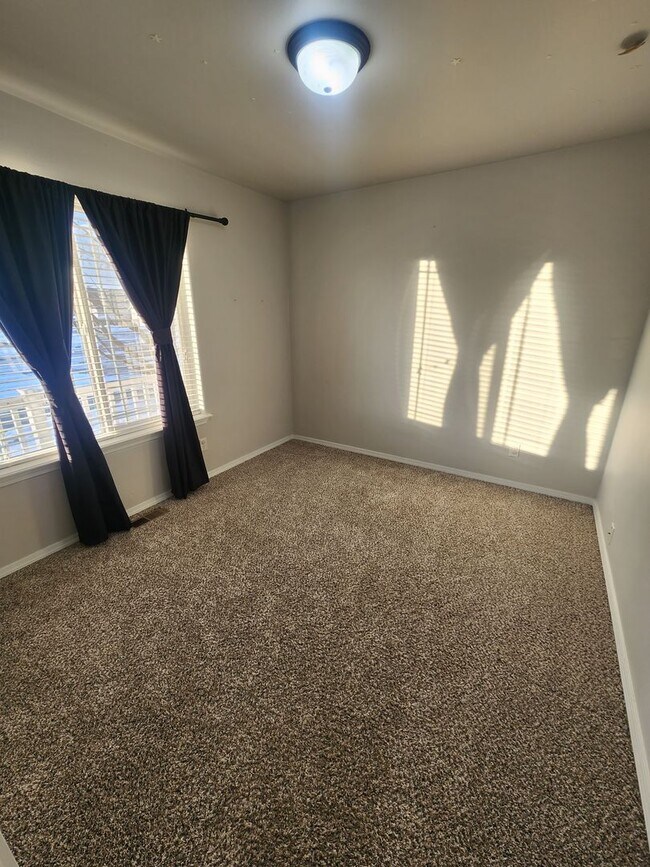 Building Photo - SINGLE FAMILY HOME IN HORSEHAVEN PLACE