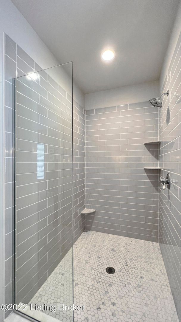 Building Photo - Enviable 4 bedroom and 3.5 bath home with ...