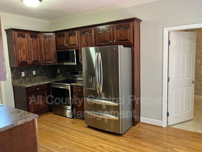 Building Photo - 710 Small Lake Dr