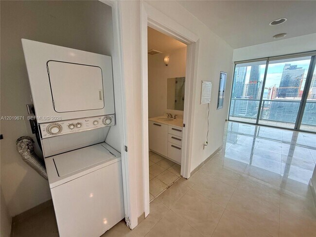 Building Photo - 1060 Brickell Ave