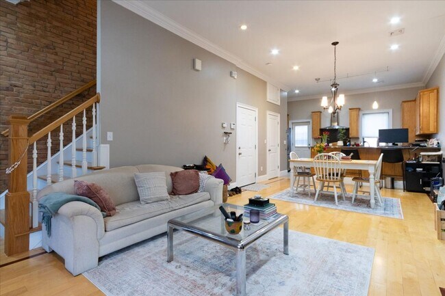 Building Photo - 2Br/1.5Bth in a convenient location! Laundry iN UNIT! NO BROKER FEE!