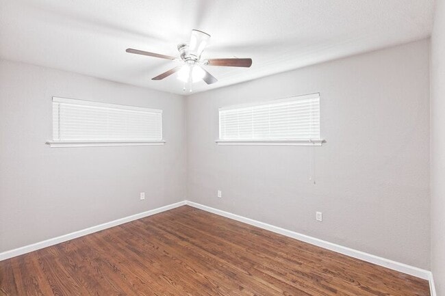 Building Photo - 304 S Grove Rd