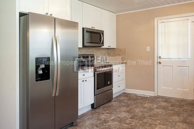 Building Photo - 2748 Lyndhurst Ave