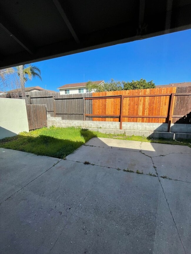 Building Photo - Great location in Camarillo - Las Posas Ga...