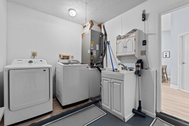Building Photo - 1599 Bayridge Pl