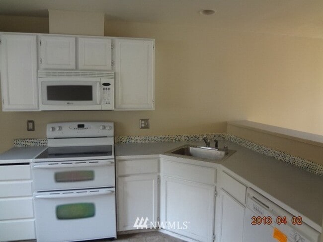 Building Photo - Spacious Condo in Renton