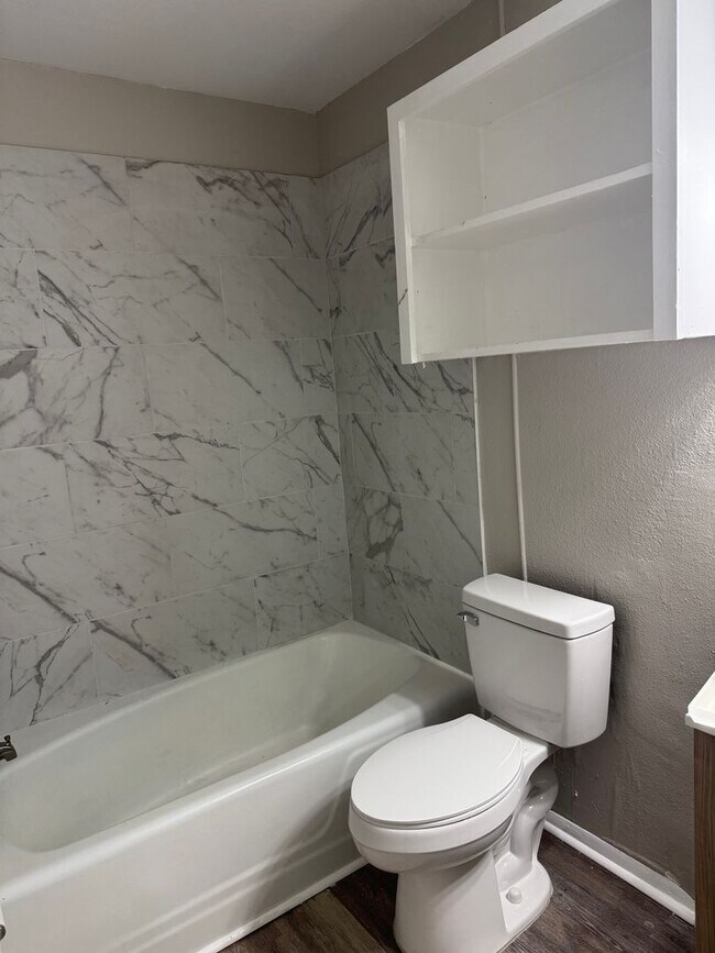 Building Photo - Stunning 3 Bed 2 Bath duplex