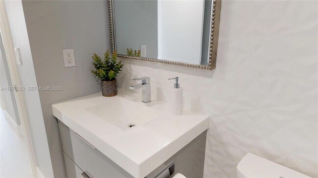 Building Photo - 5601 Collins Ave