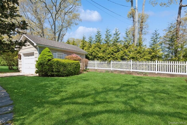 Building Photo - 425 Briarwood Ln