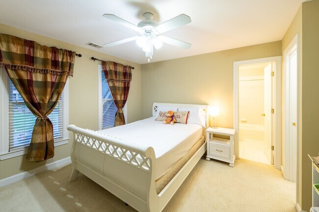 Building Photo - 4785 Waterhaven Bend