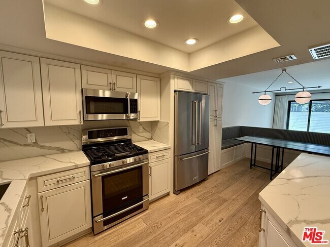 Building Photo - 853 Larrabee St