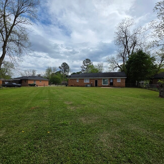 Building Photo - 825 Community Ave