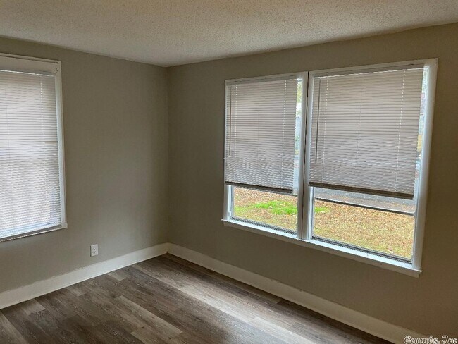 Building Photo - 202 Roosevelt Rd