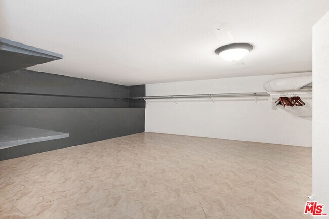 Building Photo - 1239 S Orange Dr