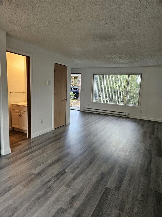 Building Photo - Remodeled 2/1.5 Townhome in a Quiet Fourplex