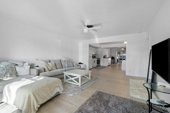 Building Photo - 2856 NE 5th Ave