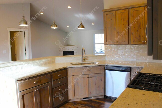 Building Photo - Newer single-level 3 BR home in NW Redmond with fenced backyard and RV parking