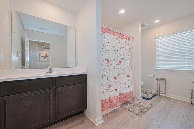 Building Photo - 305 Elm Patch Dr