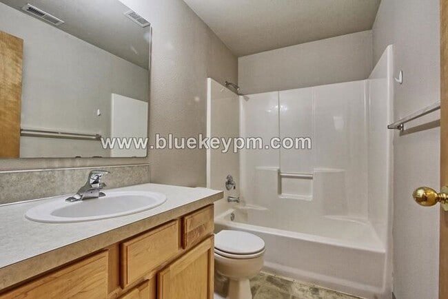 Building Photo - 3 bed 2.5 Bath Townhome in Evergreen Neigh...