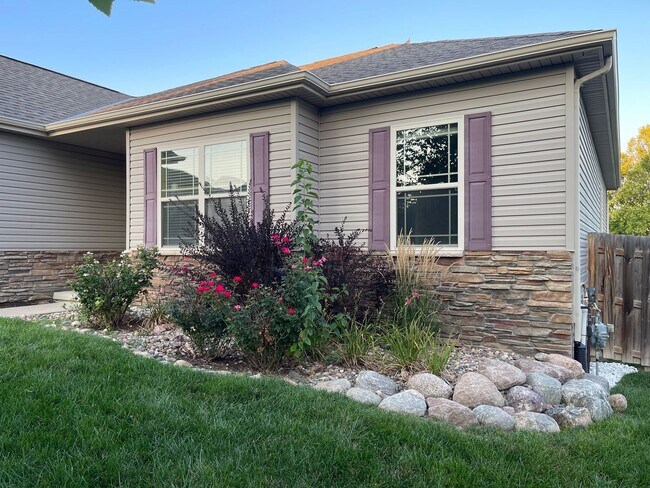 Building Photo - Spacious home in super nice neighborhood in Northwest Omaha