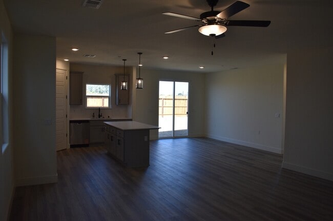 Building Photo - 744 Stephanie Dr