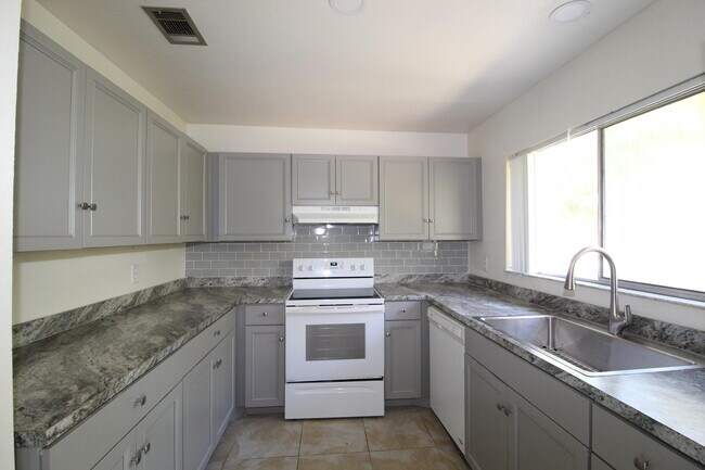 Building Photo - 1790 SE Ryecroft Ct
