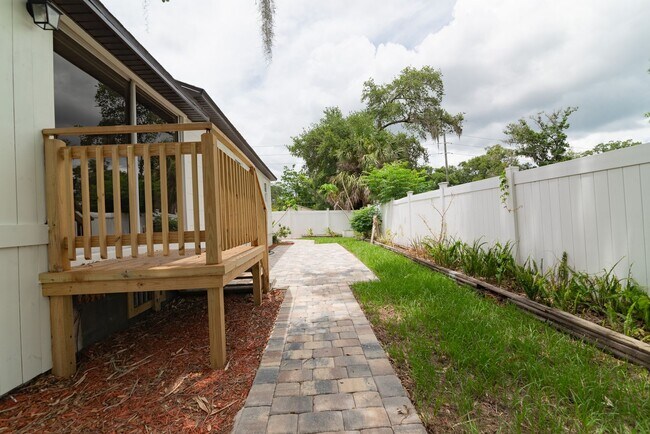 Building Photo - Charming 3BD/2BTH Home with Private Backya...
