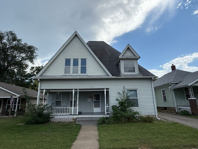 Primary Photo - 427 W 5th St
