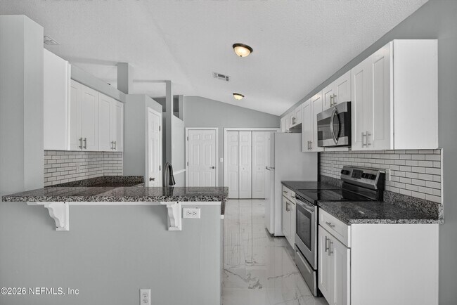 Building Photo - 490 Hillside Dr