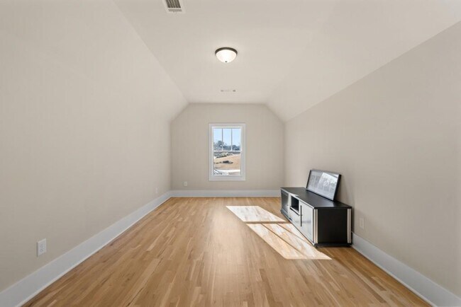 Building Photo - 568 Versailles Dr