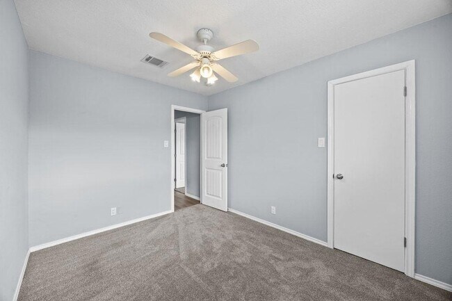 Building Photo - 2928 Donnell Dr