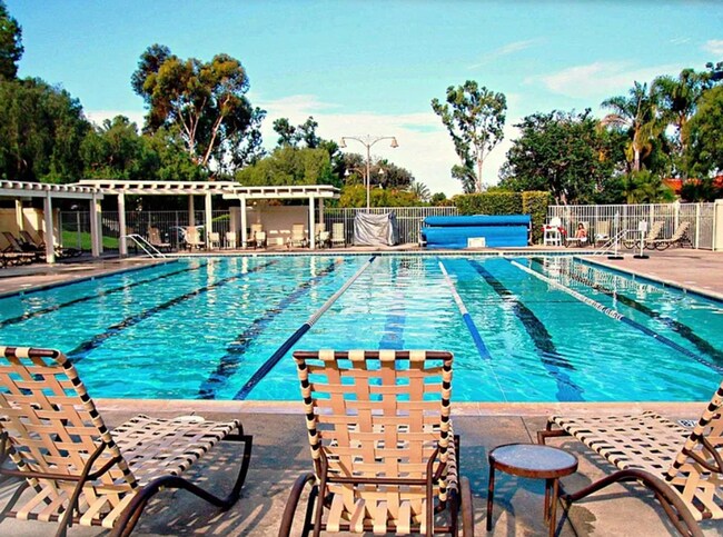 Building Photo - Beautiful 5B/3BA Home in Rancho Bernardo A...