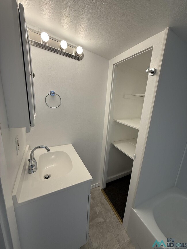 Building Photo - 207 W Chisum Ave