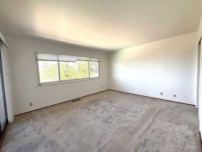 Building Photo - Hayward Hills Home is beautiful location, ...