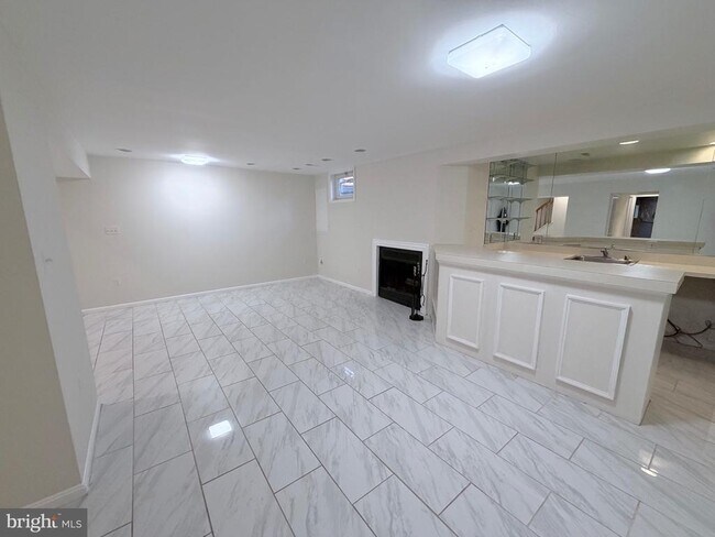 Building Photo - 5900 Parenham Way