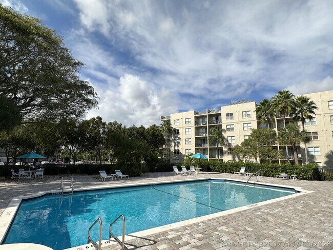 Building Photo - 27 Royal Palm Way