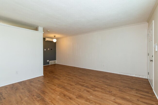 Building Photo - 1685 Alexandria Dr
