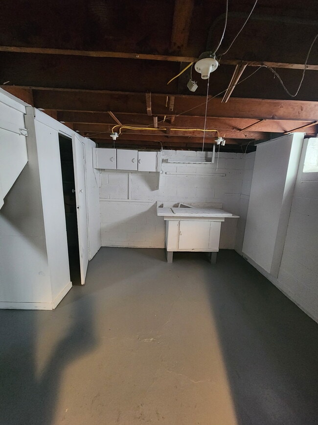 Building Photo - 13601 Beachwood Ave