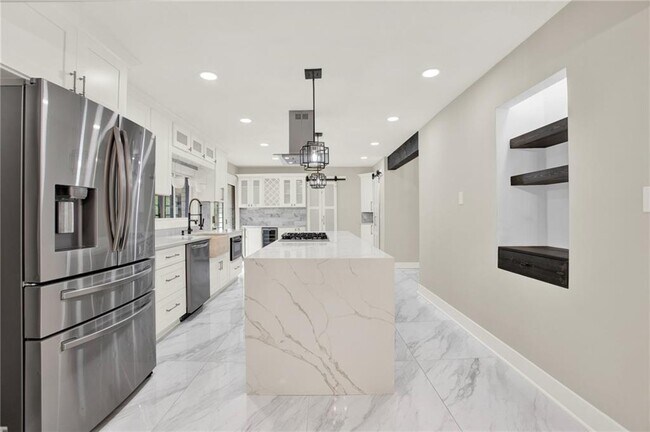 Building Photo - 3270 Brookview Dr